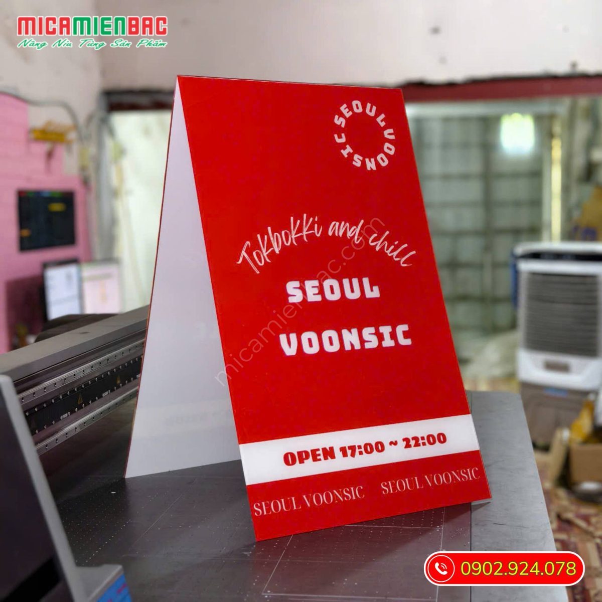 biển hiệu standee mica