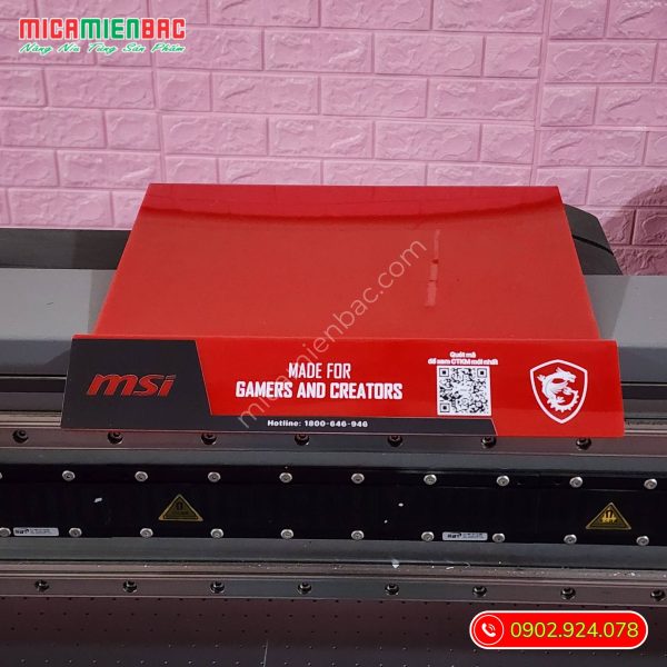 kệ mica trưng bày máy tính 