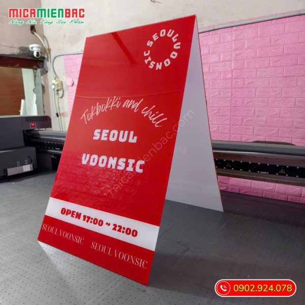 standee mica chữ A