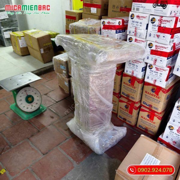 bục phát biểu mica