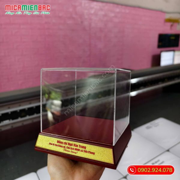 hộp mica đế gỗ 1