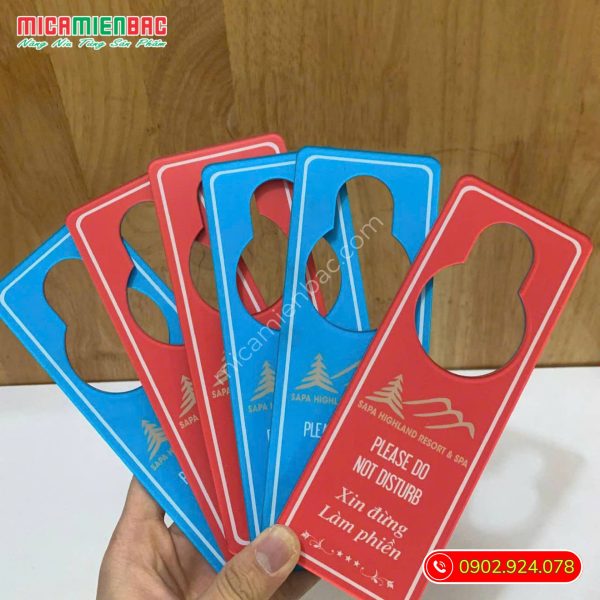 tag treo cửa mica