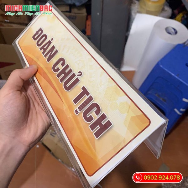 kệ menu mica chữ a