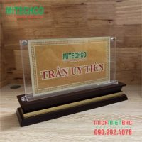 Biển chức danh mica đế gỗ