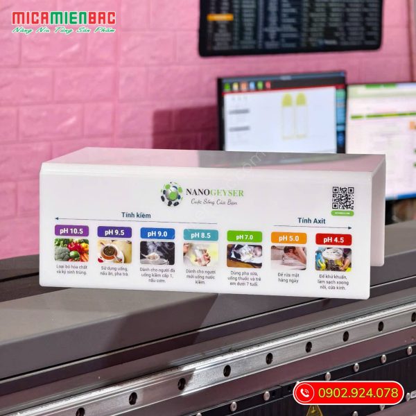 Kệ mica chữ U trưng bày