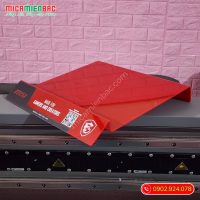 kệ mica trưng bày máy tính