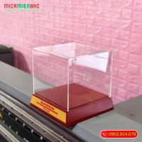 hộp mica đế gỗ